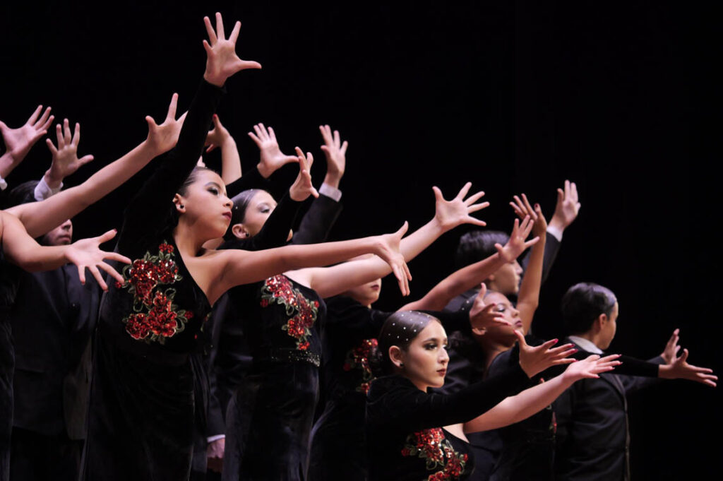 Imagen de grupo de bailarines