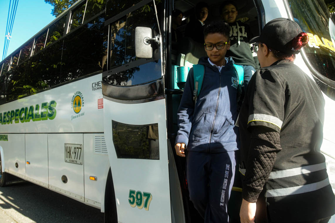 Imagen de joven estudiante descendiendo de un transporte escolar