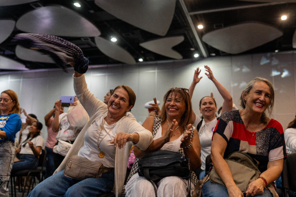 Imagen de mujeres sonrientes en evento