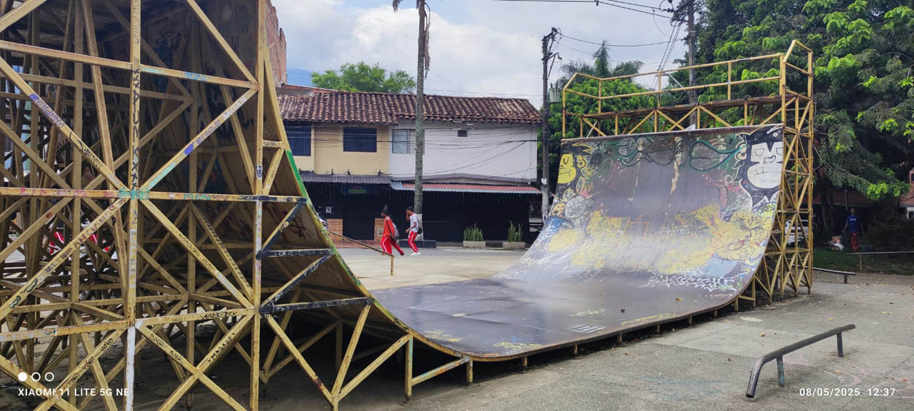 Imagen de pista de skate deteriorada