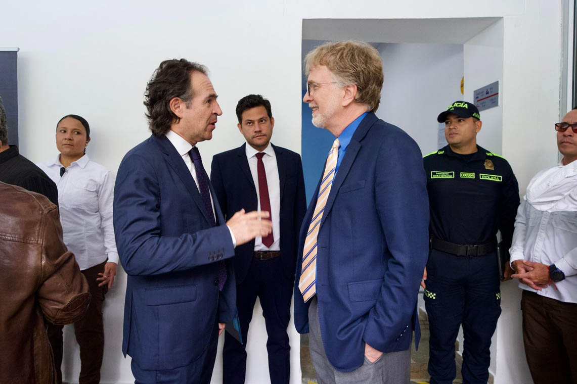 Alcalde Federico Gutiérrez saludando a miembro de la delegación de Estados Unidos Imagen del Alcalde Federico Gutiérrez saludando a miembro de la delegación de Estados Unidos