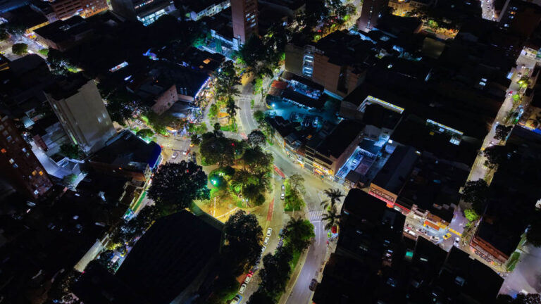 Imagen nocturna panorámica de La Playa con la Oriental