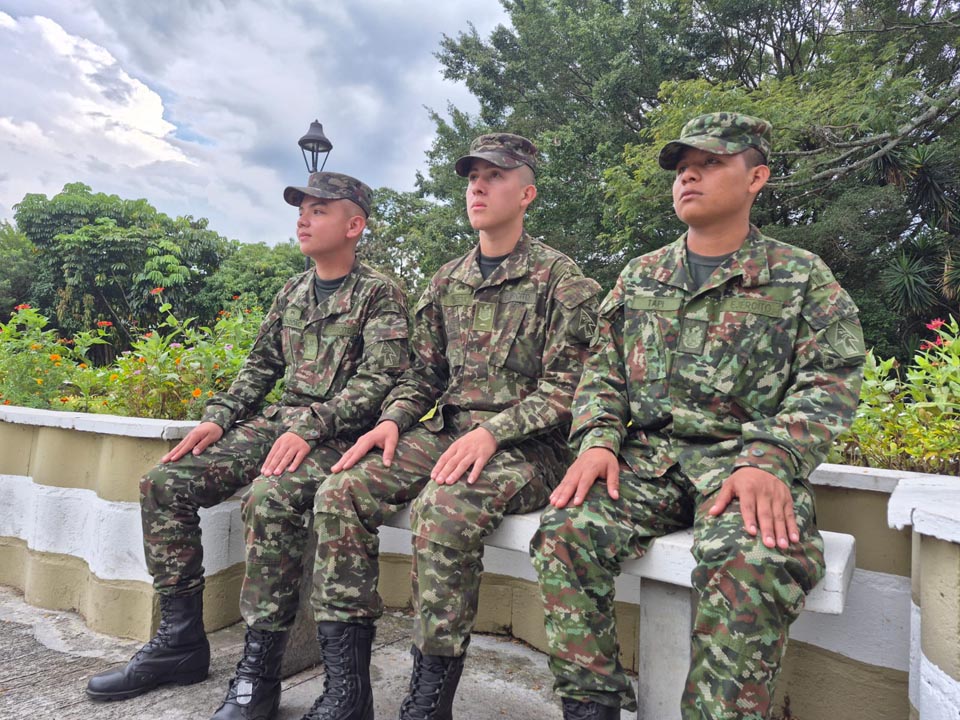 Imagen soldados de la Cuarta Brigada del Ejército se gradúan de bachilleres SENTADOS