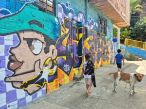 El Museo Urbano de Memorias lo componen 130 murales ubicados en los barrios Santo Domingo Savio, La Torre y La Esperanza de la comuna uno de Medellín