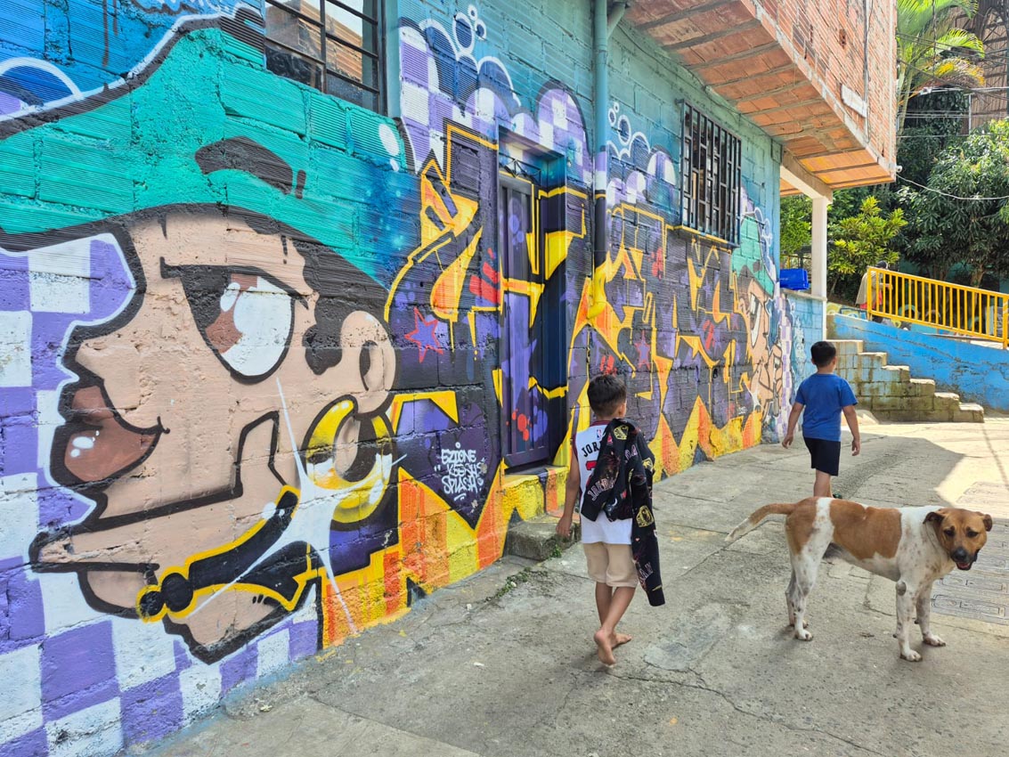 El Museo Urbano de Memorias lo componen 130 murales ubicados en los barrios Santo Domingo Savio, La Torre y La Esperanza de la comuna uno de Medellín