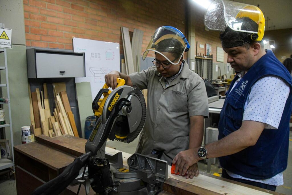 Carlos y Fredy trabajando Imagen Carlos y Fredy trabajando profes
