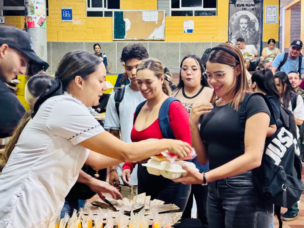 Imagen ITM lleva alimentos de su restaurante a barrios de Medellín (2)