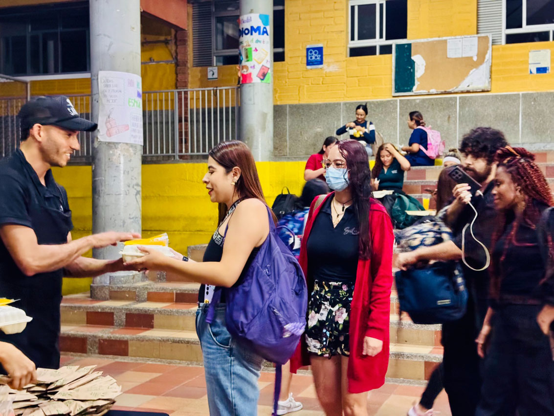 Imagen ITM lleva alimentos de su restaurante a barrios de Medellín (4)