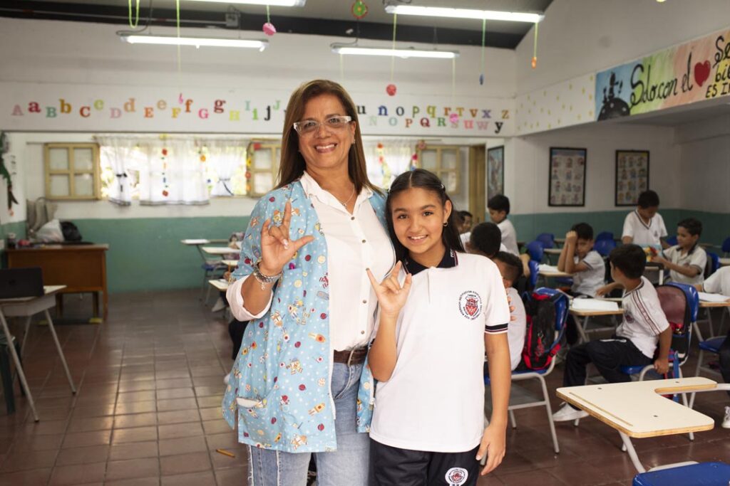Janeth y Emily en clase Imagen Janeth y Emily