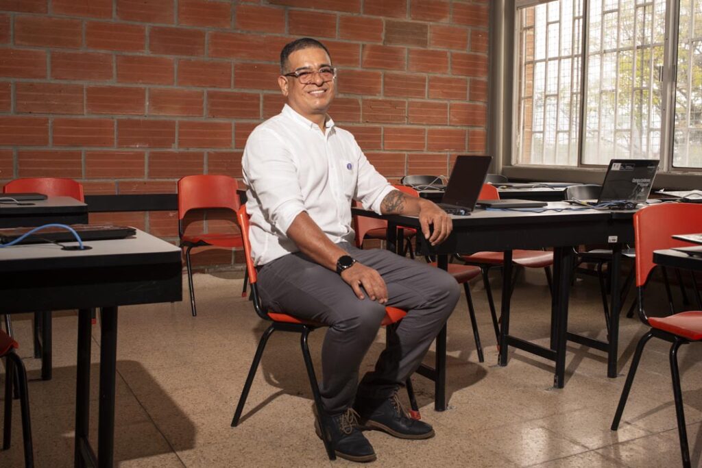 José David Arias sentado Imagen José David Arias sentado profes