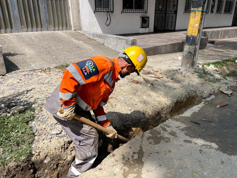 Trabajador en las calles de Medellín Imagen Las Cuadrillas de la Gente (1)