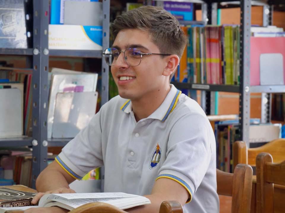 Juan José Imagen-de-Juan-Jose-Gomez-estudiando-2 profes