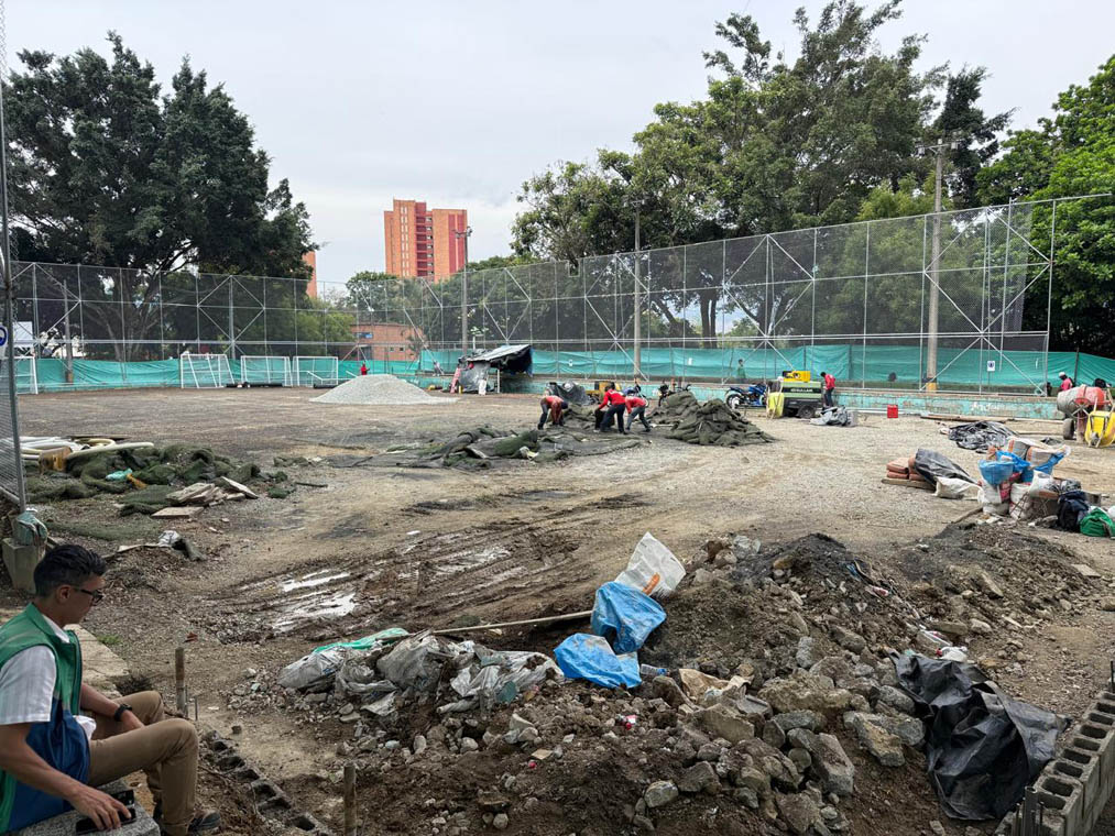 Imagen de cancha sintética en trabajos de recuperación