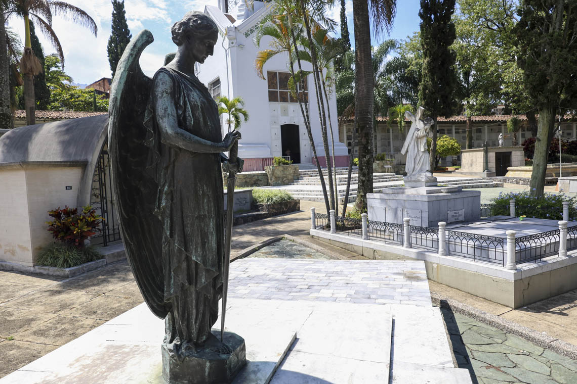 Imagen de esculturas del Museo Cementerio San Pedro