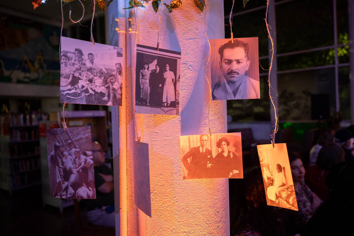 Imagen de fotos de una familia colgadas en una exposición