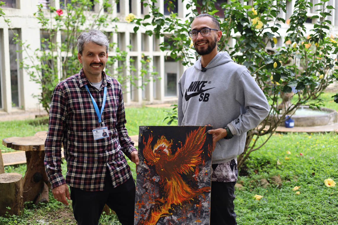 Imagen de funcionario con un artista