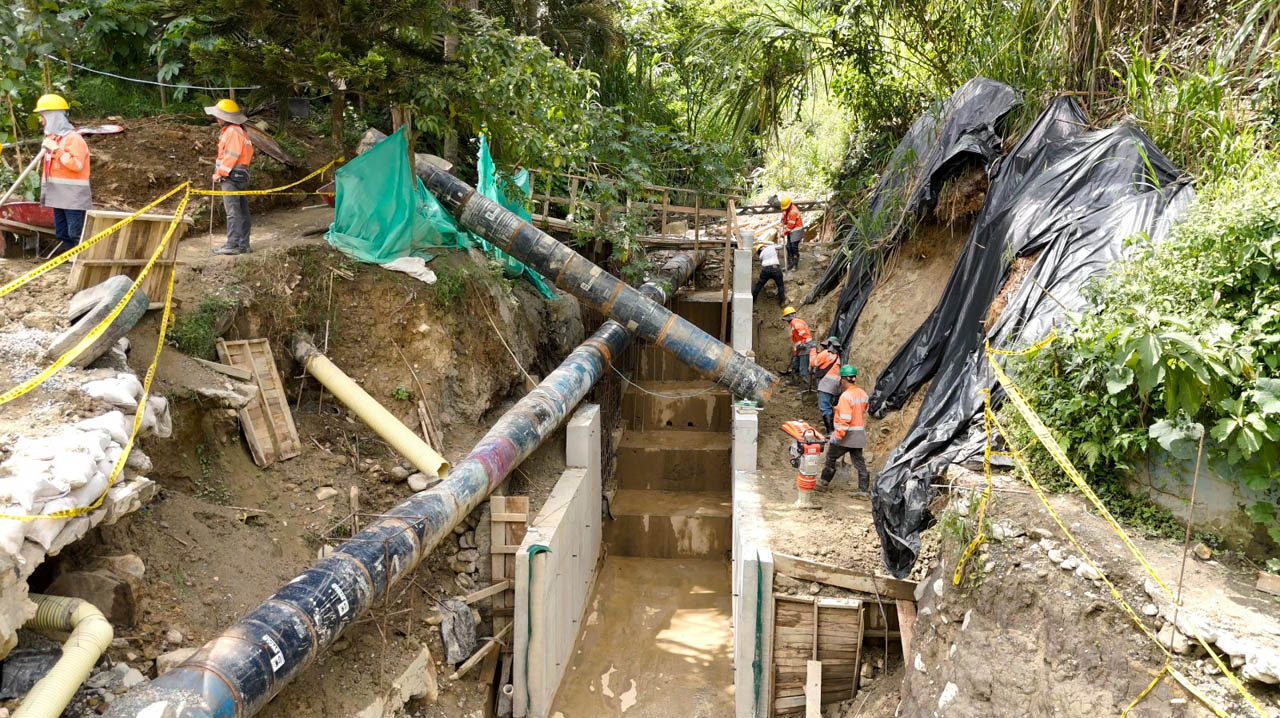 Imagen de funcionarios en una obra de una canalización