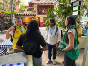 Imagen de funcionarios hablando con comerciante en Manila
