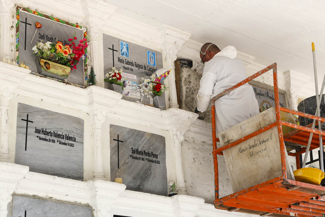 Imagen de funcionarios haciendo una exhumación en el Museo Cementerio San Pedro