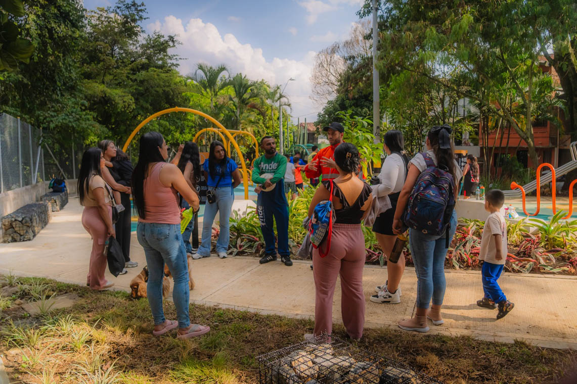 Imagen de la comunidad en el parque con funcionarios del Inder
