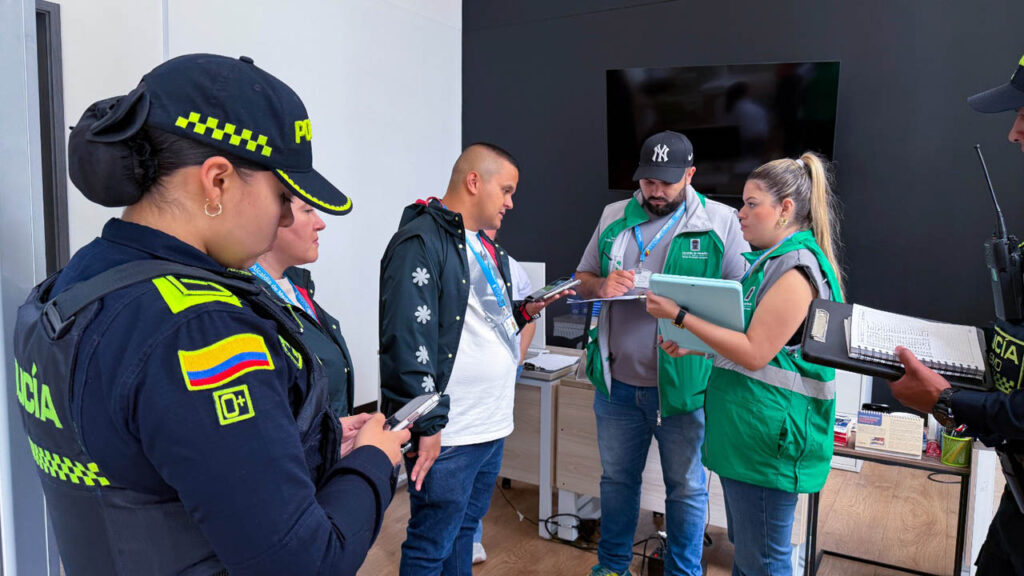 Imagen de mujer policía con funcionarios