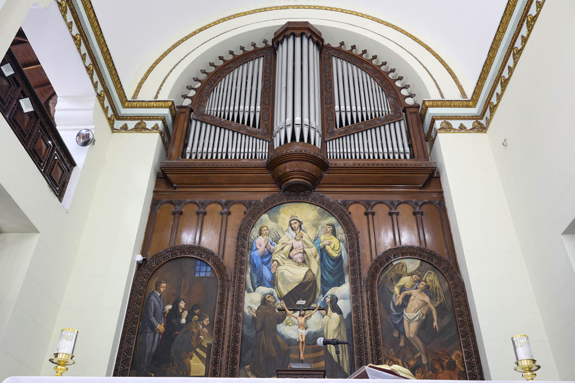 Imagen de órgano en capilla del Museo Cementerio San Pedro