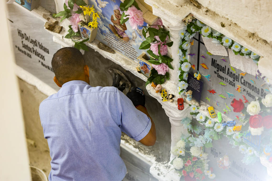 Imagen de persona puliendo bóveda en el Museo Cementerio San Pedro