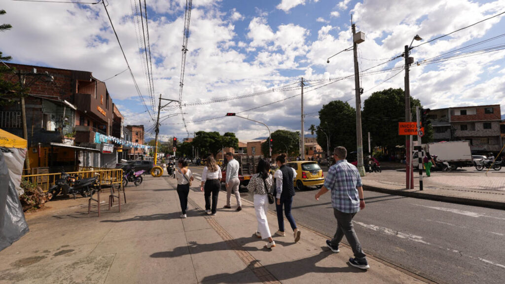 Imagen de personas caminando en una calle