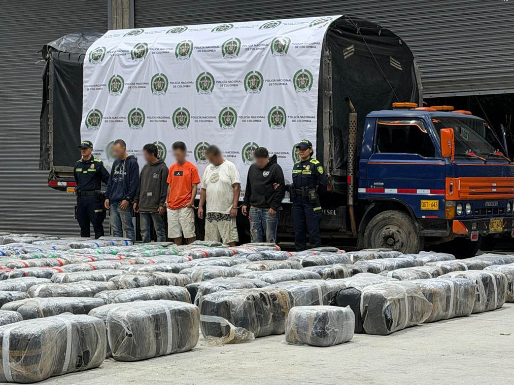 Imagen de personas capturadas con droga incautada