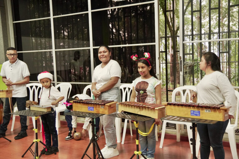 Imagen de personas con discapacidad cognitiva con instrumentos de percusión