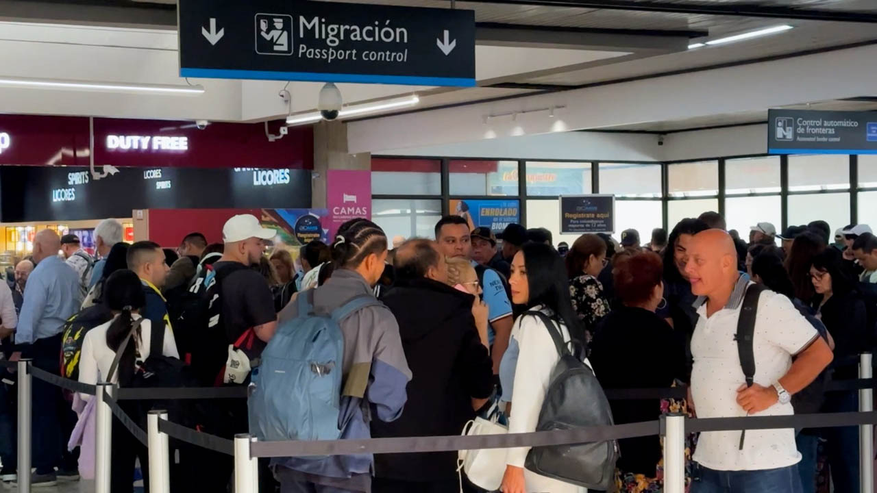 personas en migración del aeropuerto Imagen de personas en migración del aeropuerto
