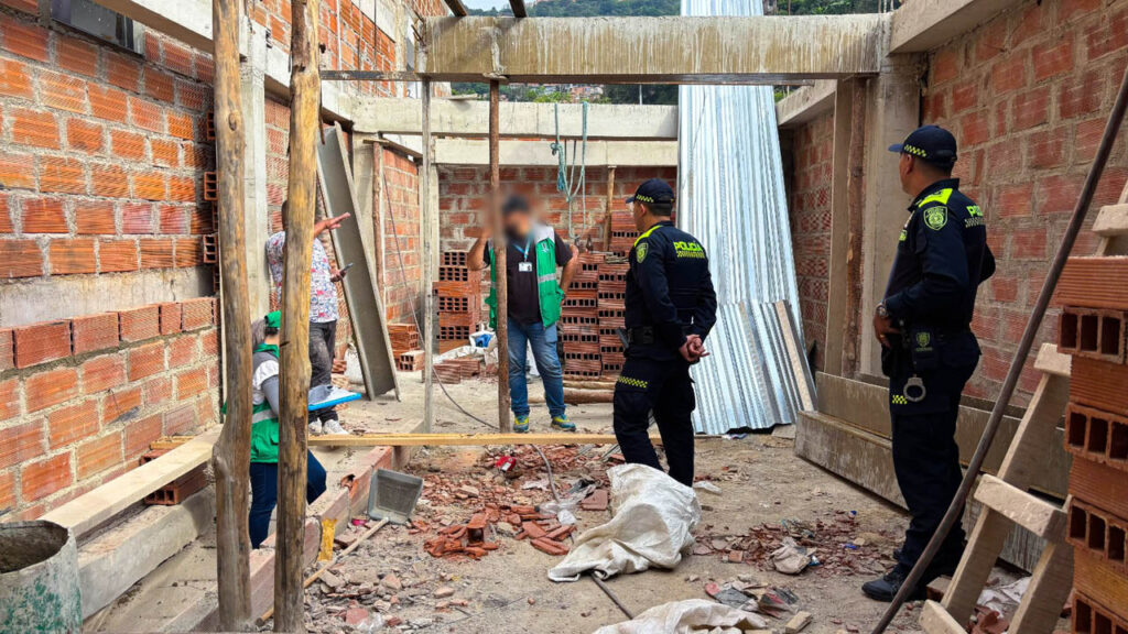 Imagen de policías y funcionarios en una construcción