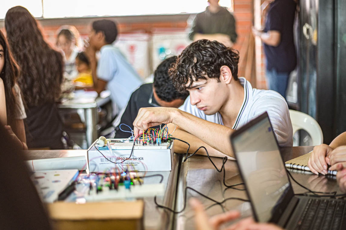 Imagen de un joven estudiante de electrónica