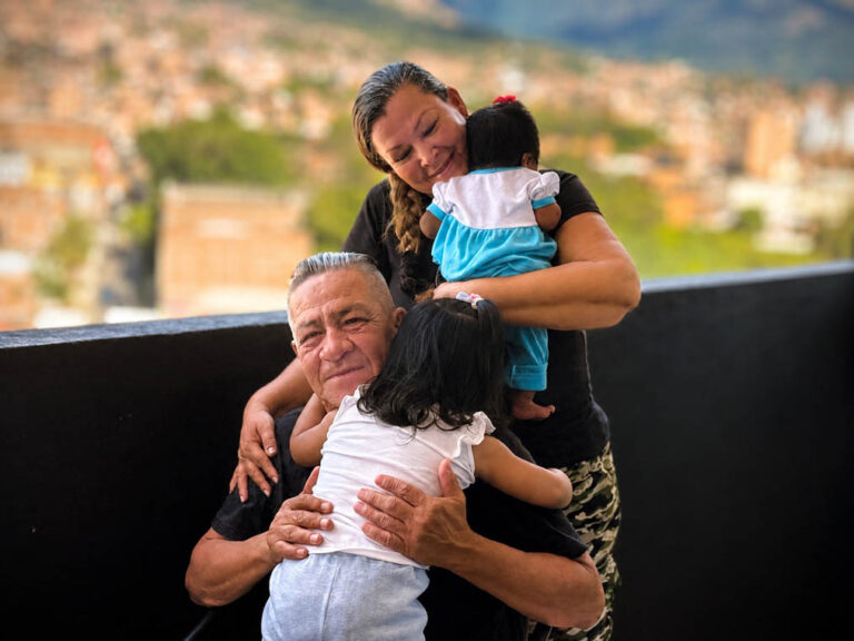 Imagen de una mujer alzando la mano en evento