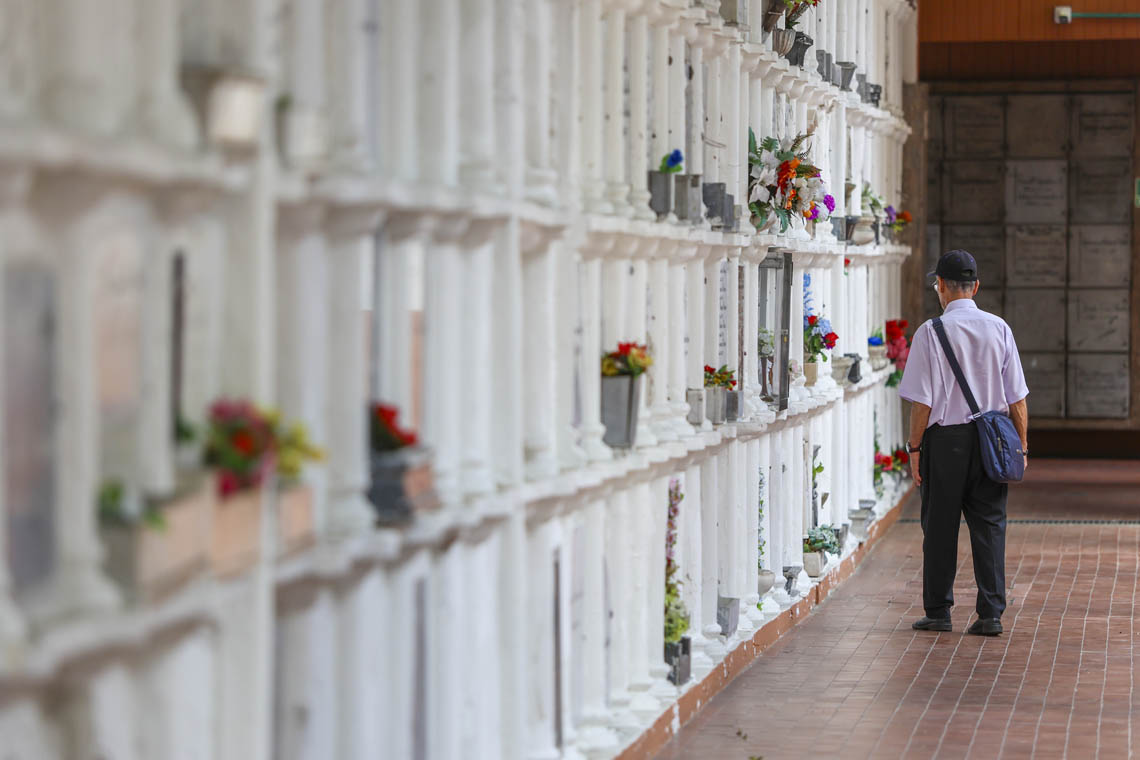 Imagen de un señor mayor junto a las bóvedas en el Museo Cementerio San Pedro