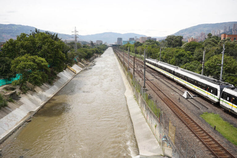 Imagen del Metro al lado del Río Medellín