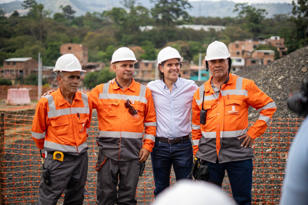 Imagen del alcalde Federico Gutiérrez con tres obreros