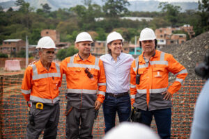 Imagen del alcalde Federico Gutiérrez con tres obreros
