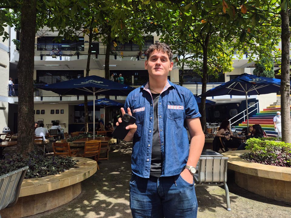 Luis Alejandro Rojo, estudiante de segundo semestre de Ingeniería Mecatrónica en el ITM. Imagen ladrillos sismorresistentes y amigables con el medio ambiente LUIS