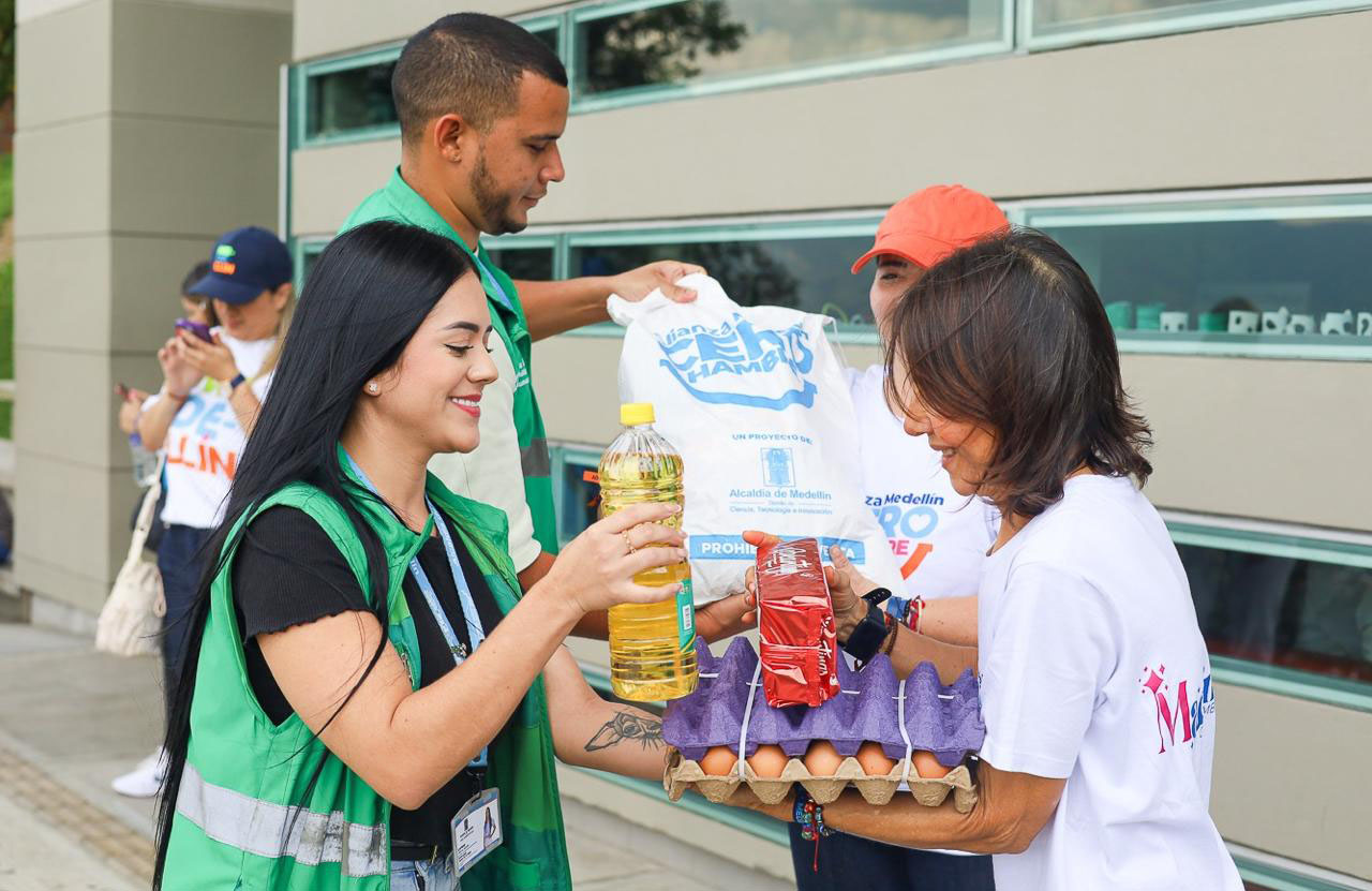 Imagen mujeres que apoyan la Alianza Medellín Cero Hambre (2)