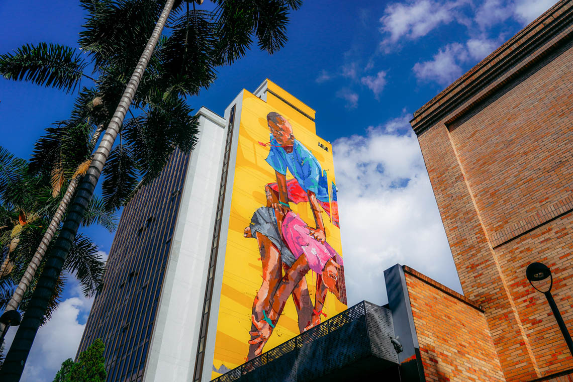 Imagen panorámica de edificio pintado con obra de arte