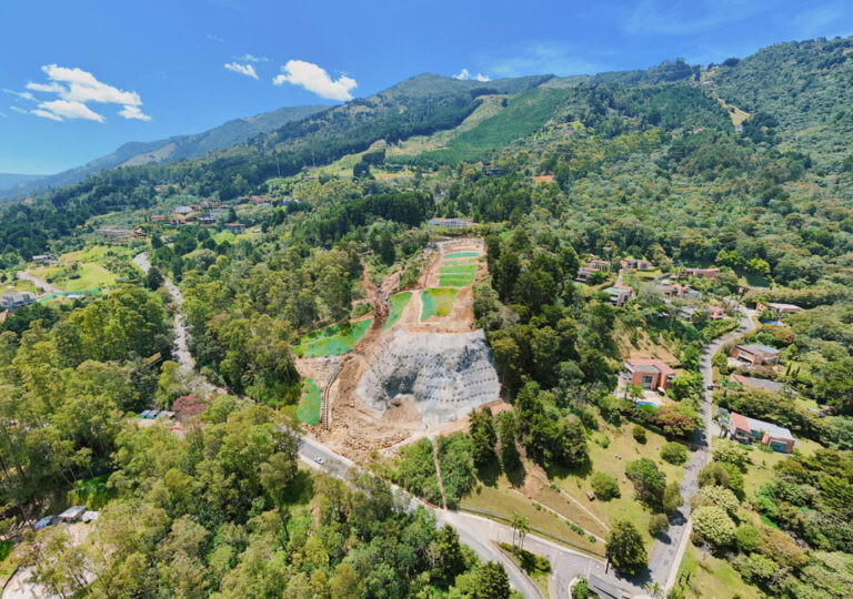 Imagen panorámica de obra para evitar deslizamientos en la vía
