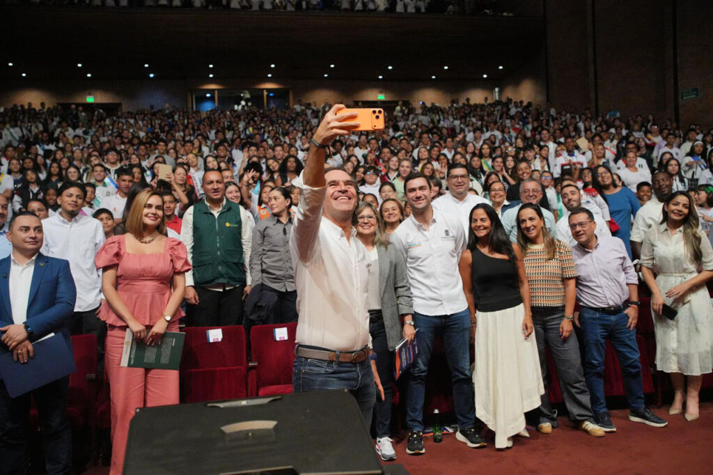 Imagen posesión de representantes estudiantiles (2)