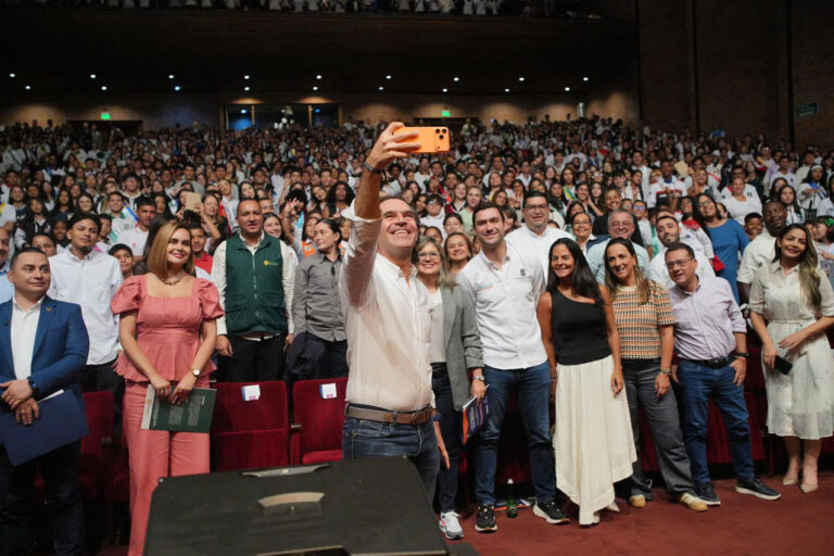 Imagen posesión de representantes estudiantiles (2)
