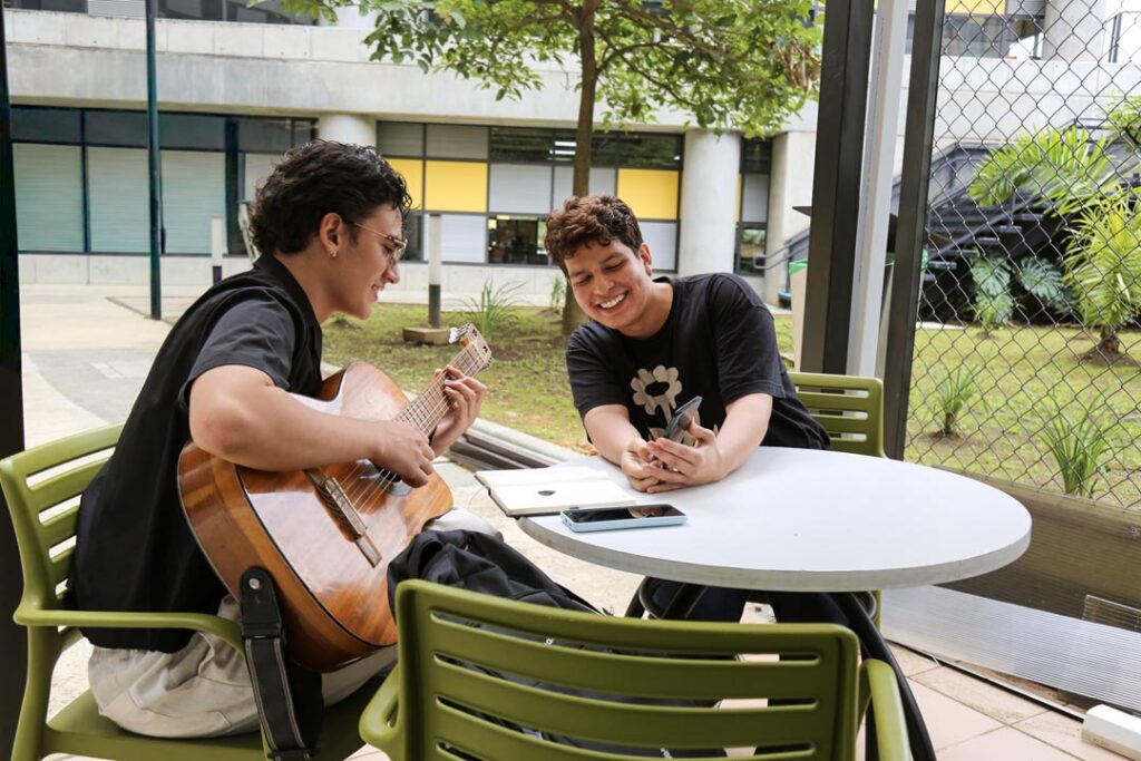 Estudiantes de Sapiencia en campus