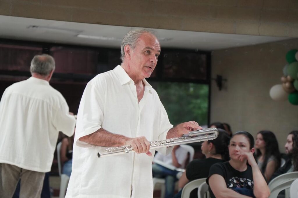 Alejandro Lavanderos, multiflautista extranjero