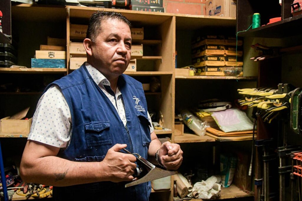 Fredy en taller imagen Fredy de chaleco