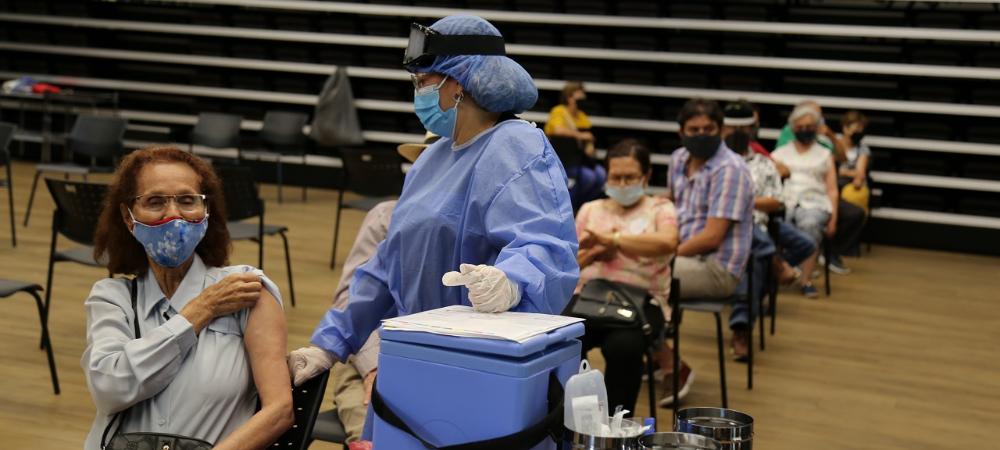 Inicia vacunación de mayores de 50 años sin cita previa en Medellín