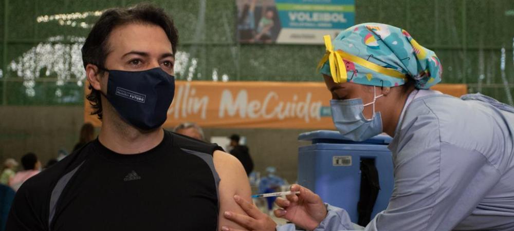 Alcalde de Medellín, Daniel Quintero Calle, recibió la primera dosis de la vacuna AstraZeneca