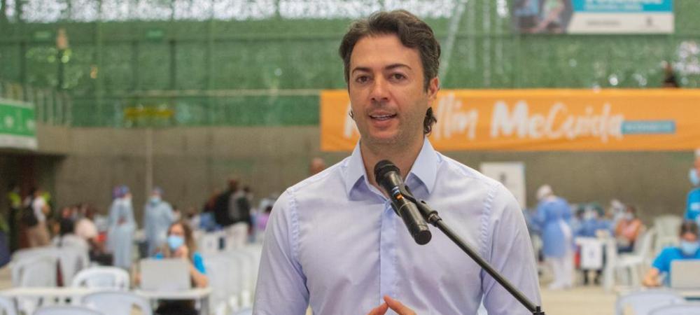 Alcalde de Medellín, Daniel Quintero Calle, recibió la primera dosis de la vacuna AstraZeneca